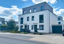 Neubausiedlung KfW-55-Doppelhaushälfte mit PV, Garage – BJ 2020