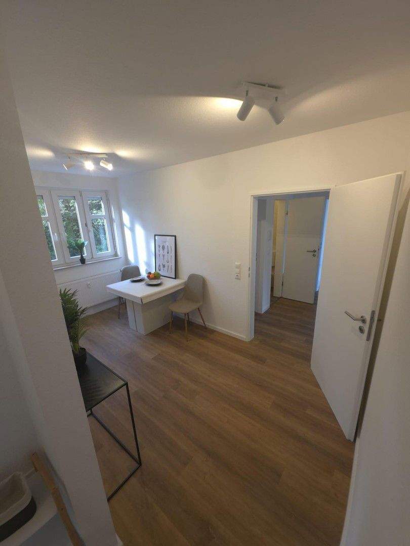 Frisch renoviert und sofort bezugsfertig- 4-Zimmer-Wohnung mit Terrasse 4 zimmer