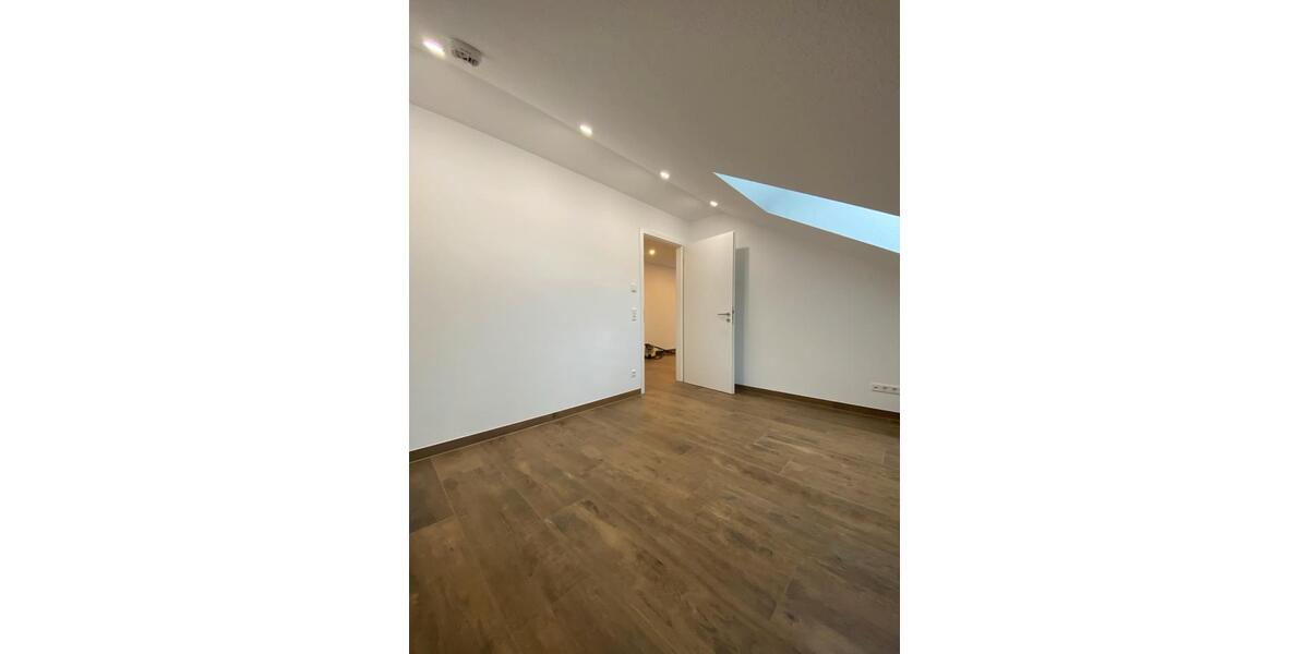 Moderne Dachgeschosswohnung mit Loggia, Einbauküche + Stellplätze zimmer