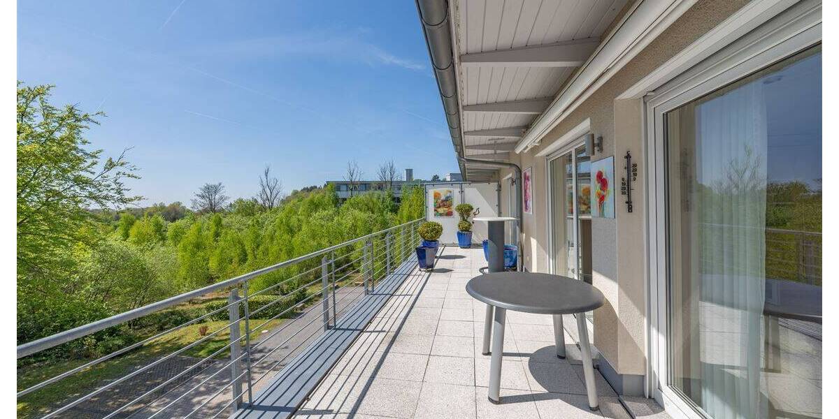Hochwertige Penthouse-Wohnung mit großem Balkon und Kfz-Stellplätzen 3 zimmer