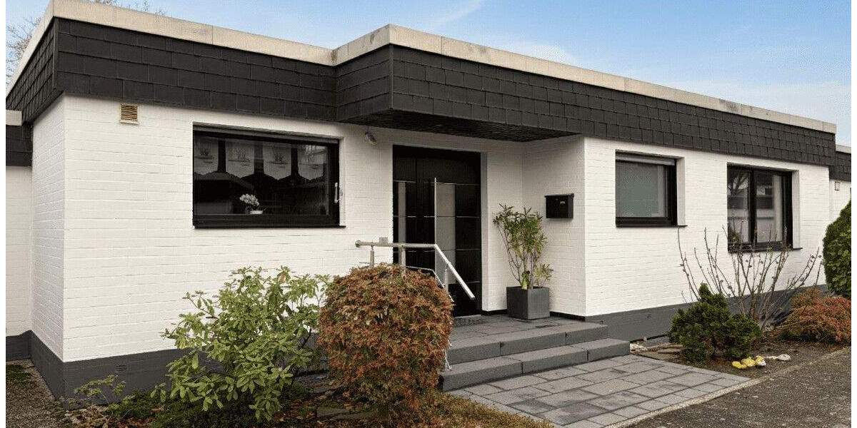 *RESERVIERT* Repräsentativer Flachdach-Bungalow in hervorragendem Zustand mit uneinsehbarem Grundstück und Garage! 5 zimmer