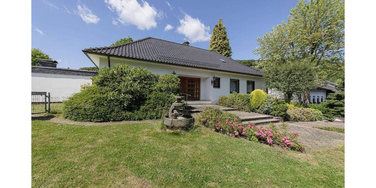 Stilvolle Rarität in versteckter Lage: Einfamilienhaus mit traumhaftem Grundstück und Doppelgarage! 5 zimmer