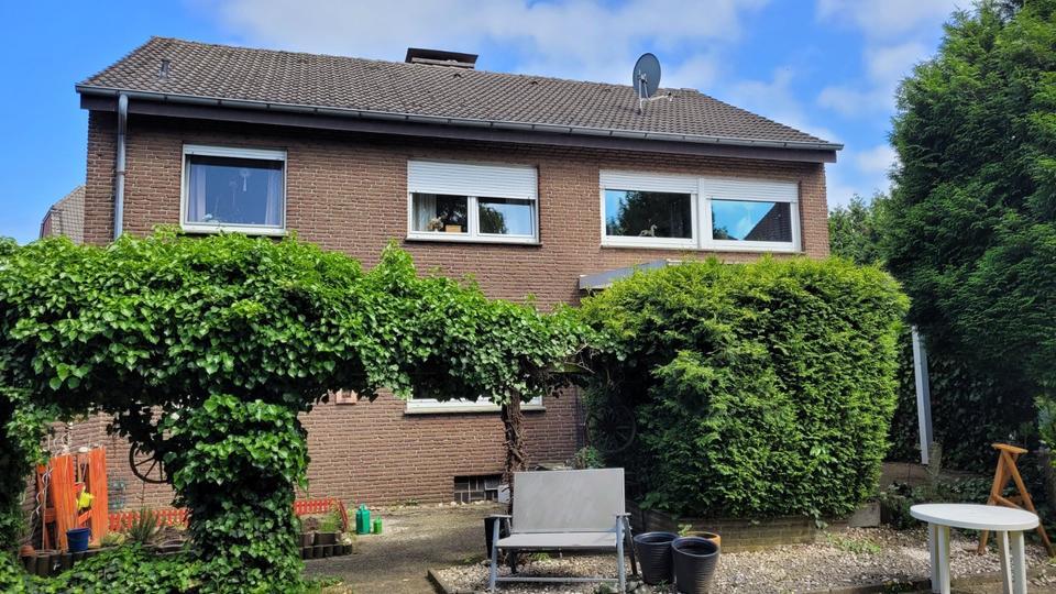 Zweifamilienhaus in Selm 183 qm OG vermietet EG frei 889 qm insg.