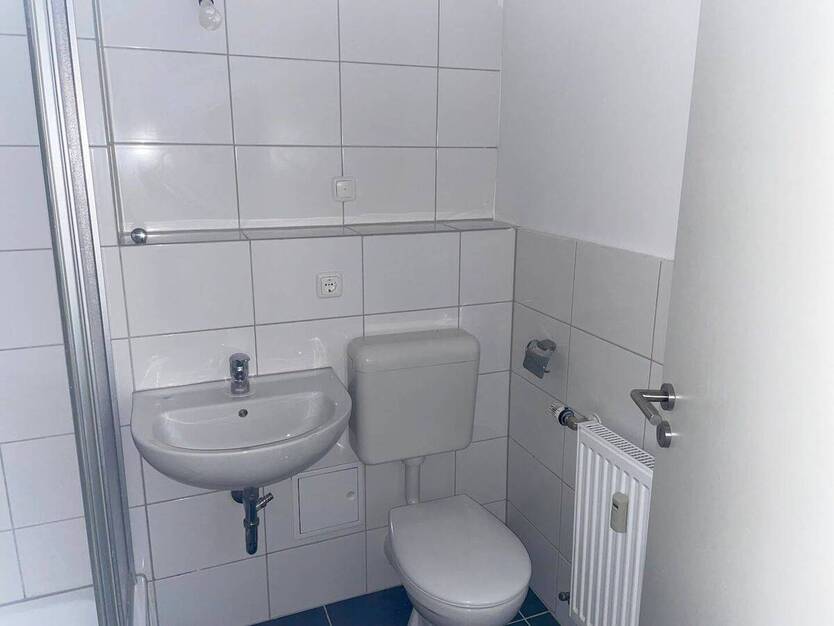 **Frisch renoviert** Zentrale Lage, 2 Zimmer, Balkon, guter Schnitt, Aufzug, Stellplatz 2 zimmer