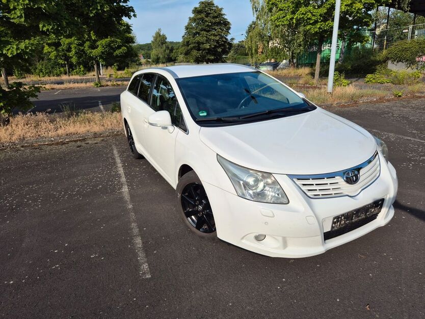 Toyota Avensis 213.600 km 4.100 € Niederau 01689