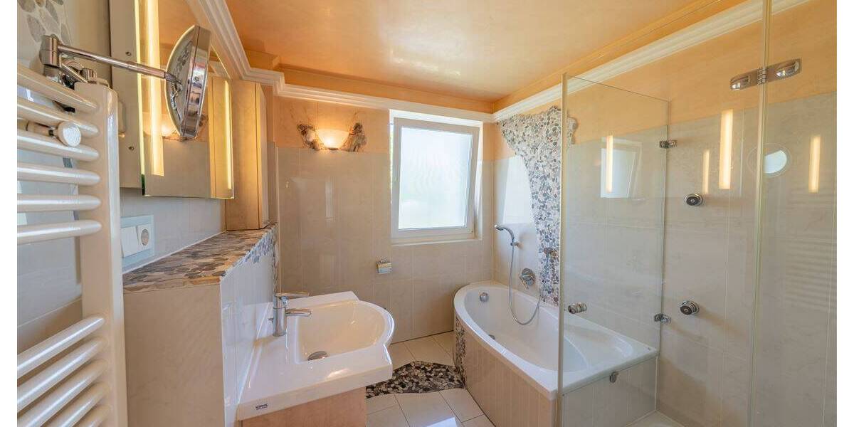 Hochwertige Penthouse-Wohnung mit großem Balkon und Kfz-Stellplätzen 3 zimmer