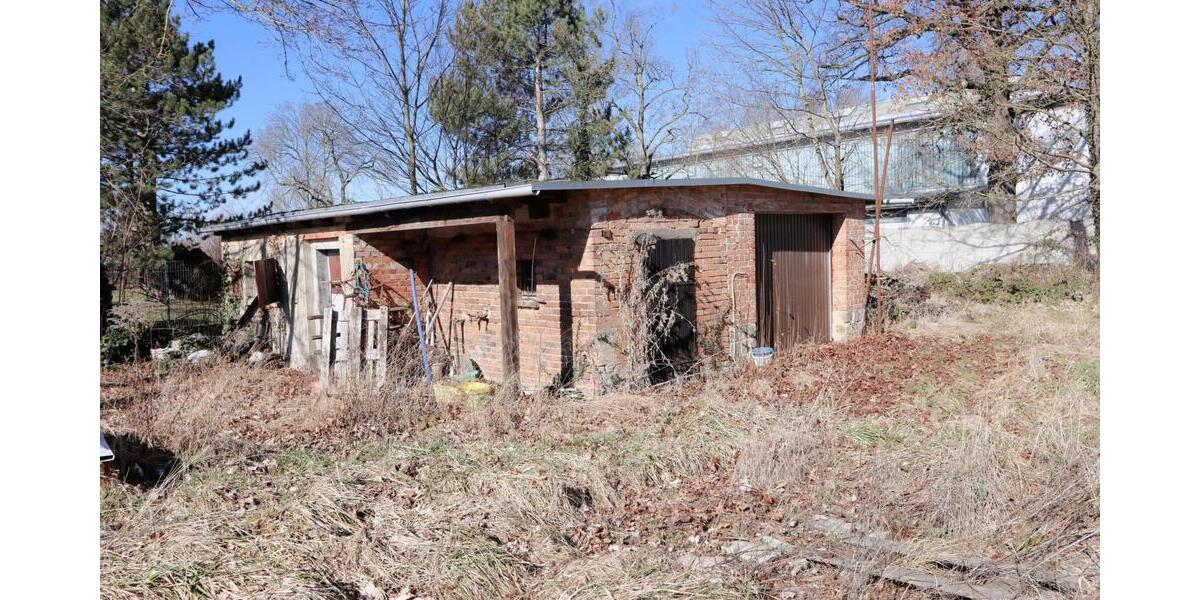 Großer Garten - voll umzäunt - Strom liegt an zimmer