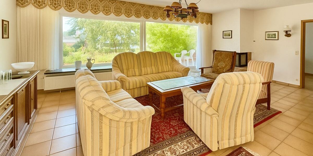 Freistehendes Einfamilienhaus auf großzügigem Grundstück in bester Lage von Frankfurt-Nieder Erlenbach 7.5 zimmer