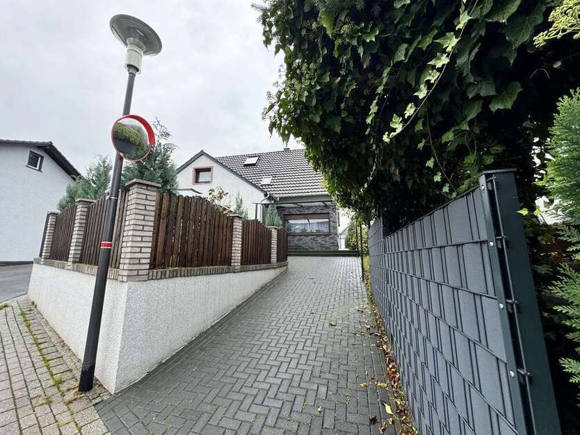 Haus zum Kaufen in Hennef 490.000 € 200 m²