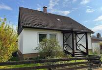 *Freistehendes Einfamilienhaus mit Garten und Garage in der Freiheit*