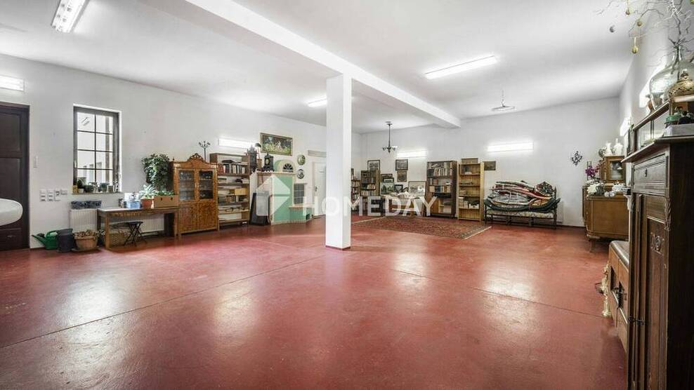 Geräumiges Haus mit 792 m² Nutzfläche, Scheune für 10 Fahrzeuge, Gartenparadies und Ausbaureserve