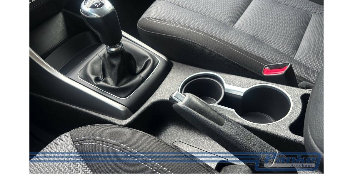 Hyundai i30 FIFA World Cup Edition*NAV*SHZ*StandH*R-CAM* 49.964 km 9.990 &euro; Berlin 13187