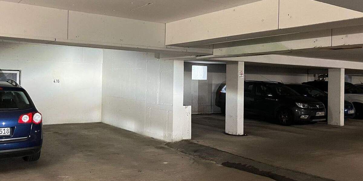 Top- modernisierte Dachgeschosswohnung mit zwei Balkonen und Tiefgaragenstellplatz 2 zimmer