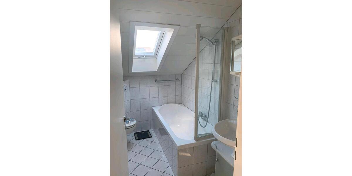 Möblierte großzügige 3 Zimmer Dachgeschosswohnung mit Balkon 3 zimmer