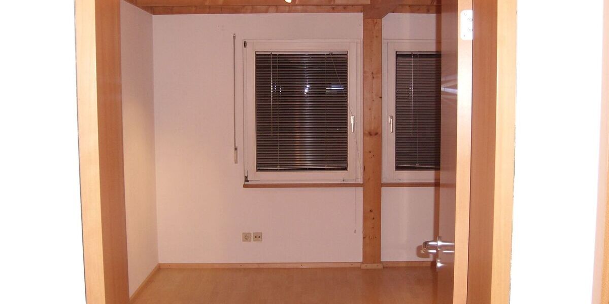 2,5-Zimmer-Wohnung, frei ab 1.8.2026, ca. 73 m² im 5-Familien-Holzhaus, Bj. 1997, zu verkaufenu - Appartement Leonberg | Angebot:26975010