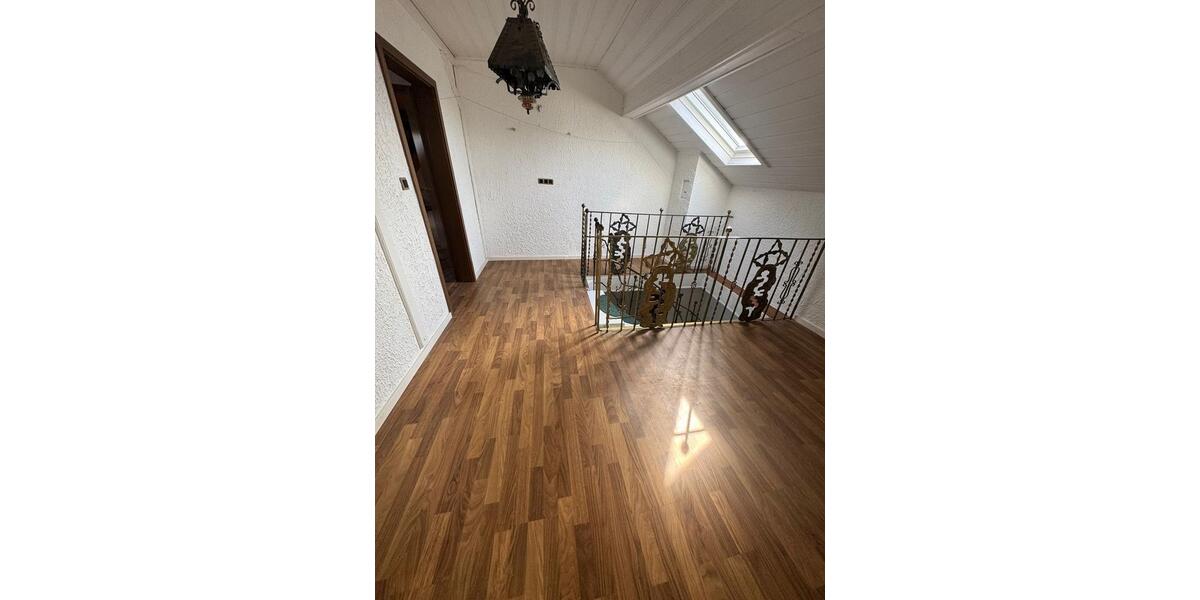 Etagenwohnung Föhren - 8 Zimmer, 224 m&sup2;, 1.600&euro; | Angebot:25553198