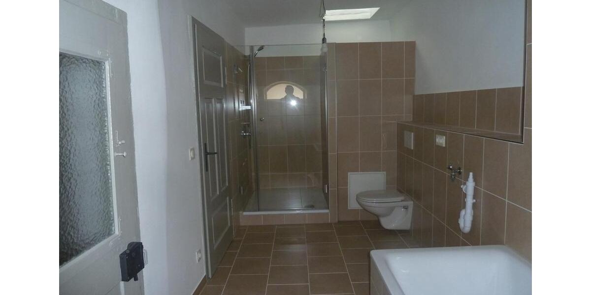 *Wunderschöner Altbau* Renovierte, großzügige Maisonettewohnung mit Dachterrasse in zentraler Lage 4 zimmer