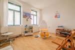 IDEALE FLÄCHE FÜR PRAXIS ODER BÜRO IM HOCHPARTERRE – ZENTRAL GELEGEN – PKW-STELLPLATZ – GROSSES WC