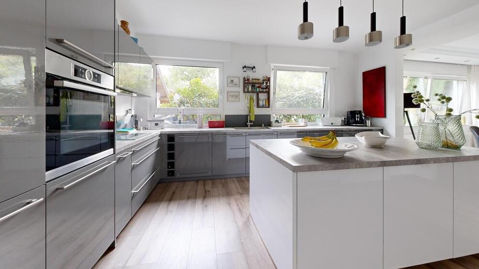 Exklusives, großes Einfamilienhaus in guter und ruhiger Ortsrand-Lage 9 zimmer