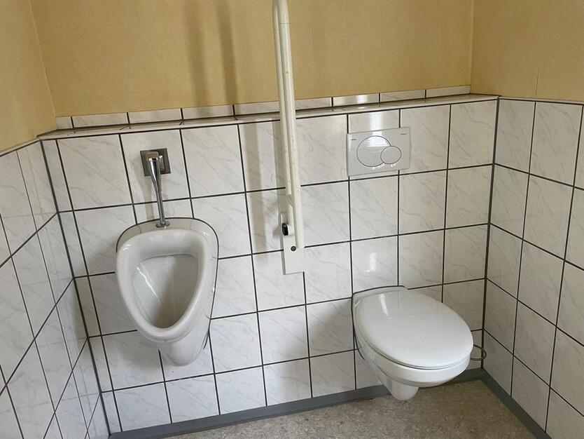 Zum Verkauf: renovierungsbedürftiges Mehrfamilienhaus in Unterjes zimmer