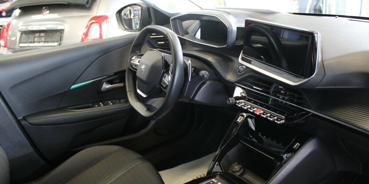 Peugeot 208 1.2 PureTech 100 EAT8 Allure Pack 90.599 km 13.980 &euro; Euskirchen 53881