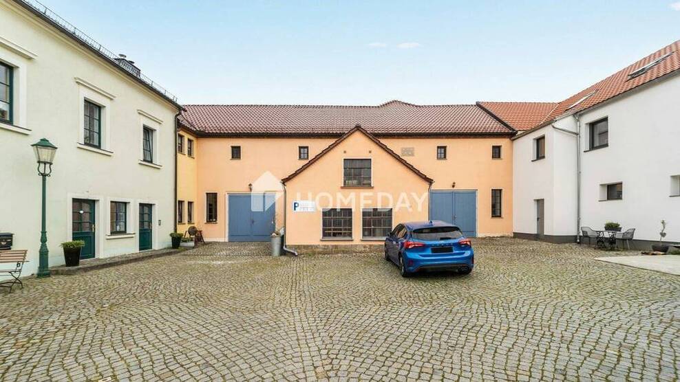 Geräumiges Haus mit 792 m² Nutzfläche, Scheune für 10 Fahrzeuge, Gartenparadies und Ausbaureserve