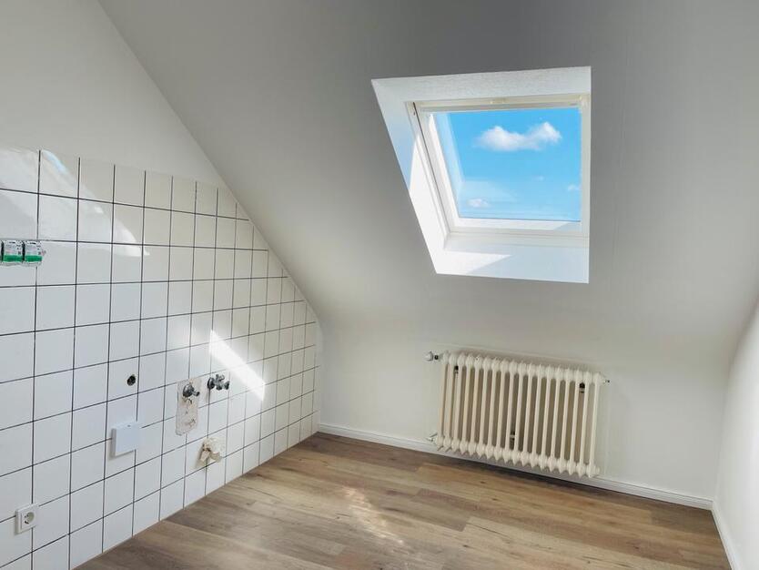 3 WG-Zimmer-DG-Wohnung in zentraler Lage zimmer