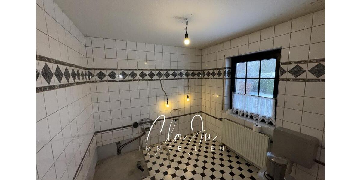 In Renovierung: Großzügige Erdgeschosswohnung mit Garten und Carport 4 zimmer