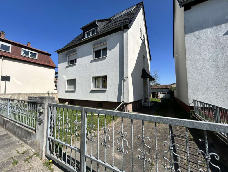 Attraktives 3-Familienhaus mit großem Potenzial in begehrter Lage! PLUS: Baugenehmigung für EFH! 8 zimmer