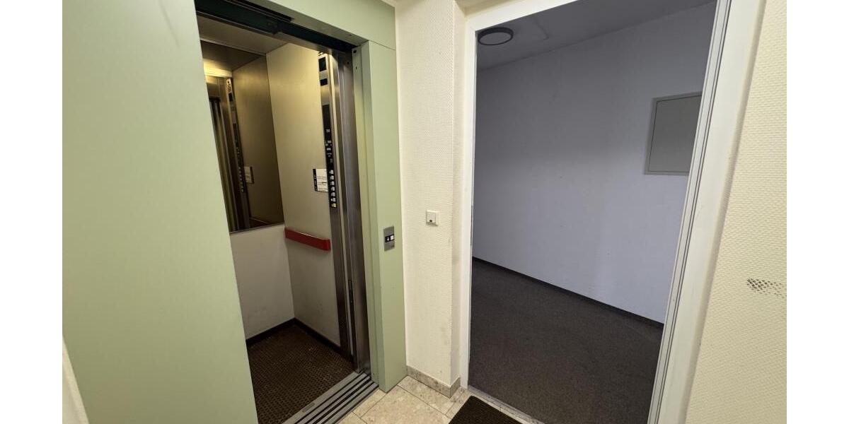 Barrierearmes Wohnen Dachterrasse und Aufzug: 2-Raum Wohnung in der Geraer Innenstadt - Dachgeschoßwohnung Gera Ostviertel | Angebot:26335256