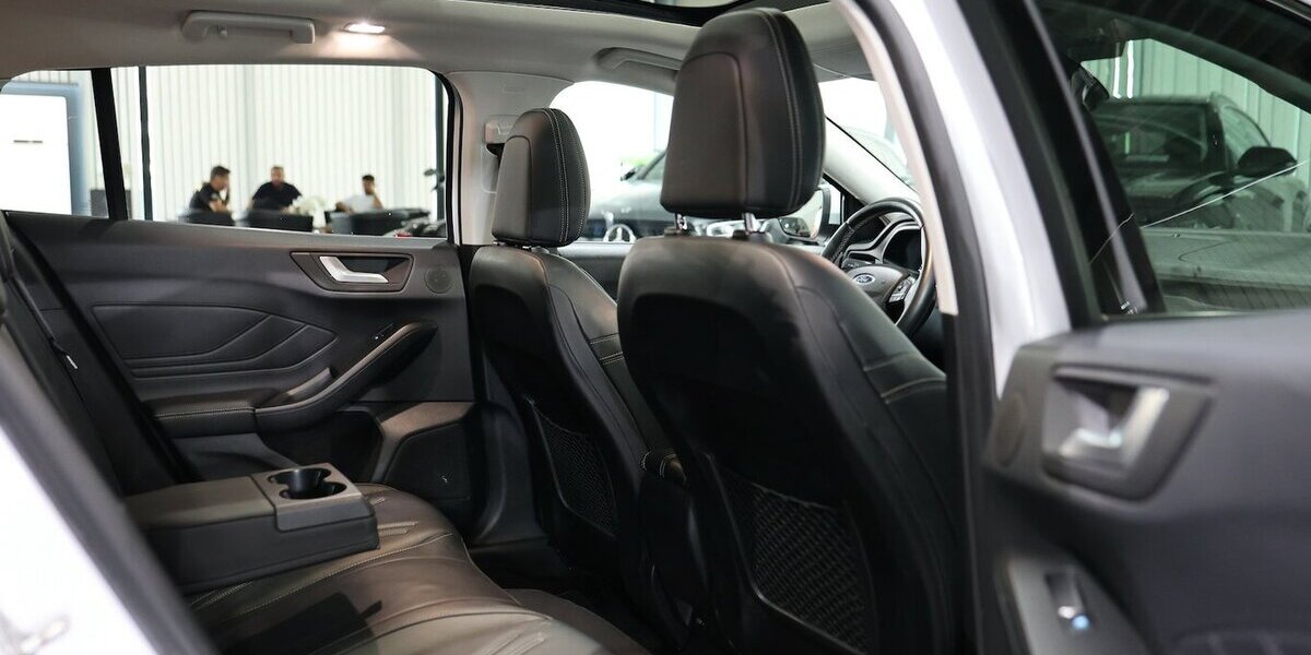 Ford Focus Tunier 1.5 EB VIGNALE / PANORAMA,LED,LEDER 138.000 km 14.991 &euro; Hamm 59077