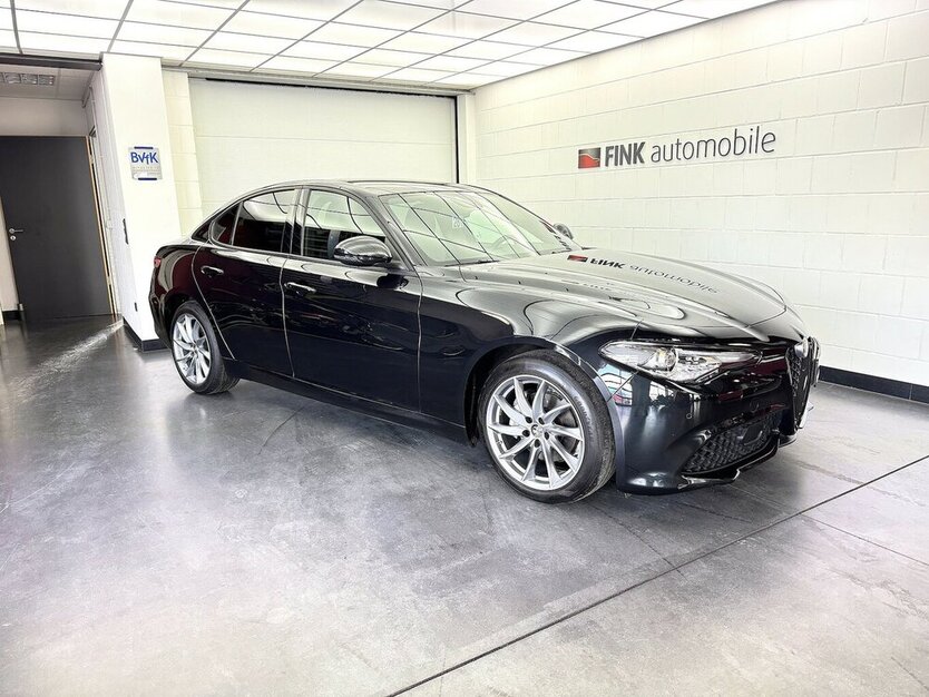 Alfa Romeo Giulia 2,0 T Sprint Navi 1 Hand 23.617 km 30.990 € Lich 35423