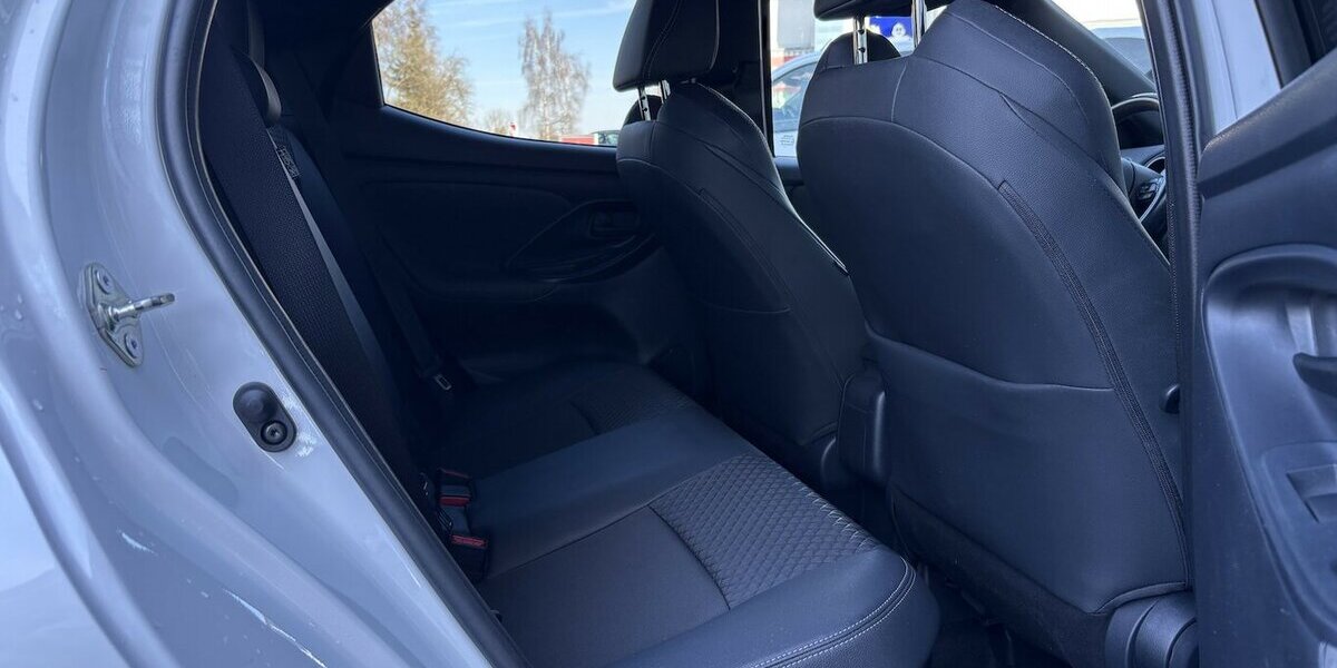 Toyota Yaris 1.5 Hybrid Black&White DAB/KAMERA/1.HAND 29.792 km 19.900 &euro; Villingen-Schwenningen 78054