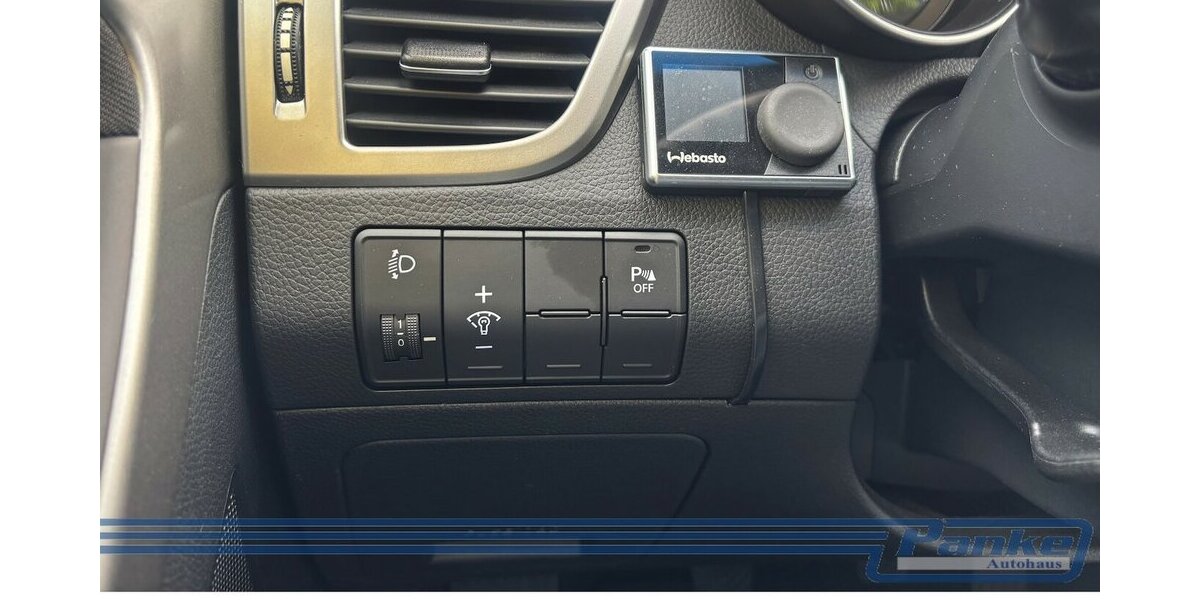Hyundai i30 FIFA World Cup Edition*NAV*SHZ*StandH*R-CAM* 49.964 km 9.990 &euro; Berlin 13187