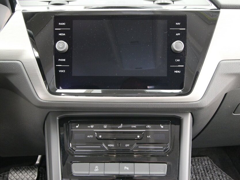 VW Touran 1.5 TSI 7-DSG Comfortline 7-SITZ+NAVI+AHK 22.923 km 32.790 € Hagenow 19230