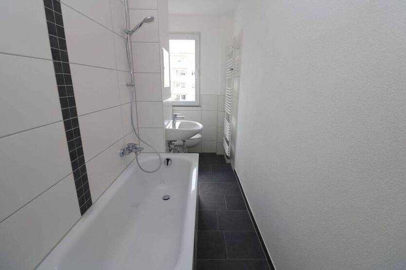 Auf Tauchstation im neu sanierten Wannenbad...große 3-RW mit Wanne u. Balkon!!!