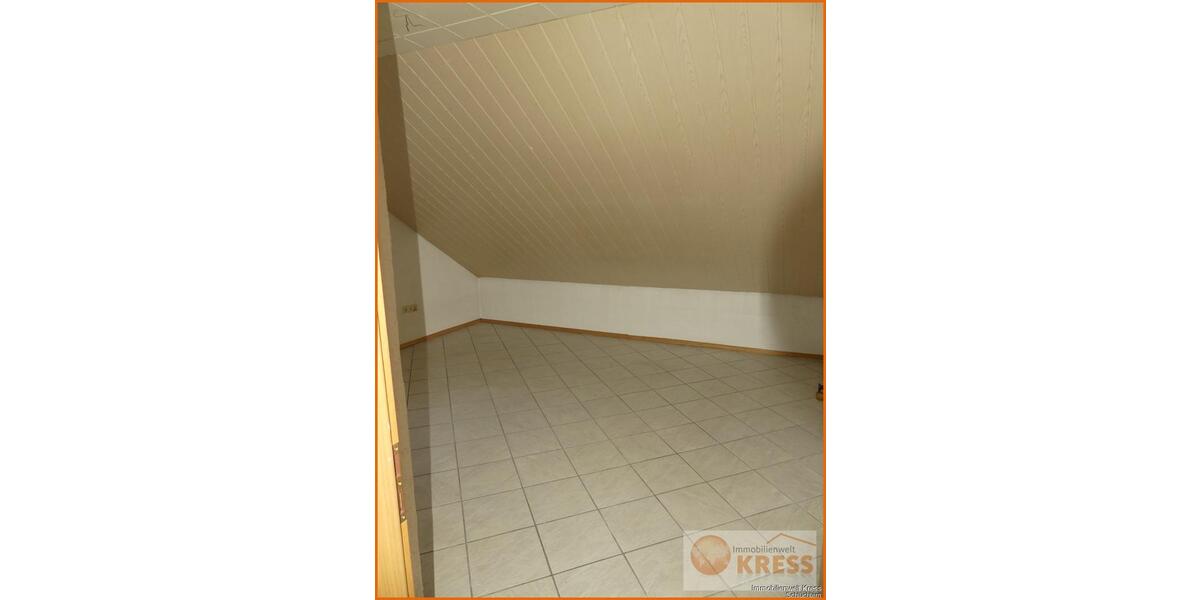 Dachgeschoßwohnung Flieden - 4 Zimmer, 118 m&sup2;, 600&euro; | Angebot:25307981