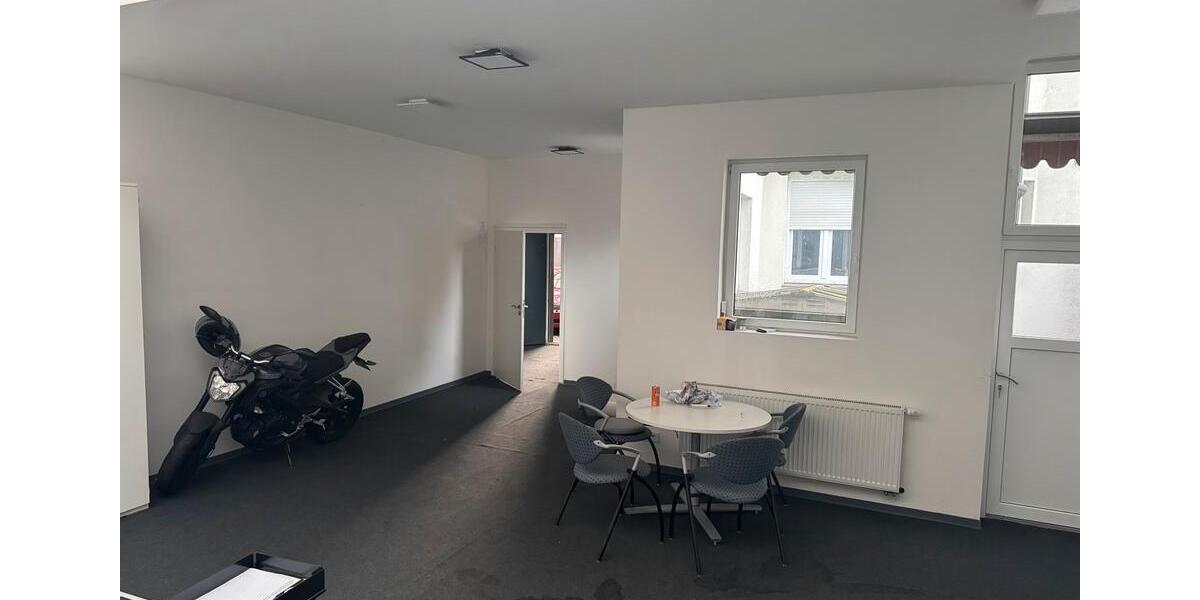 Wohnhaus und Wohnung und Lager mit Innenhof 80 m2 4 zimmer