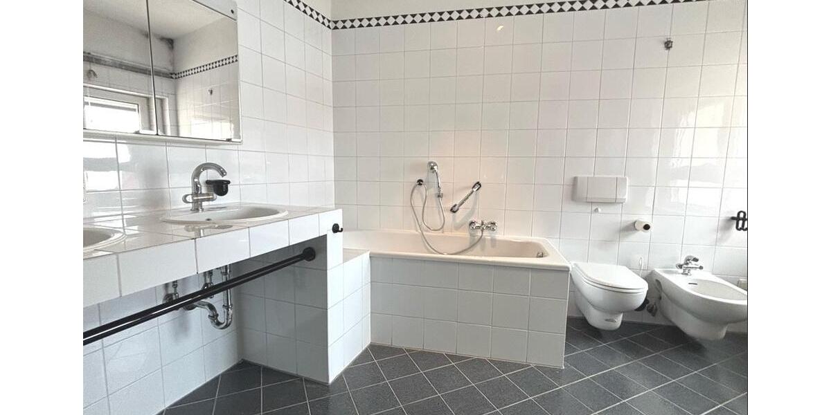 Dachgeschoßwohnung Altdorf bei Nürnberg - 4 Zimmer, 125 m&sup2;, 1.175&euro; | Angebot:25217778