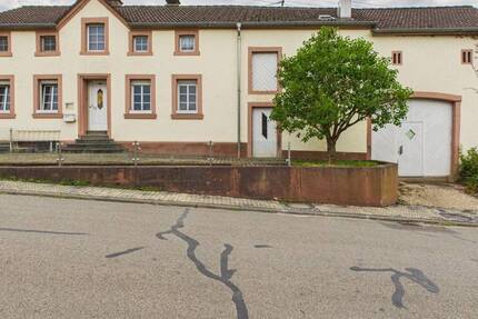 Sanierungsbedürftiges Einfamilienhaus mit Scheune.