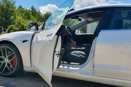 Tesla Model 3 121.332 km 21.500 &euro; Gilching 82205