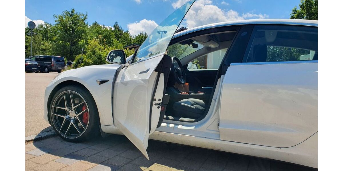 Tesla Model 3 121.332 km 21.500 &euro; Gilching 82205