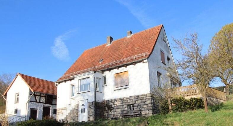 Sonniges Einfamilienhaus mit Terrasse und Garage in ruhiger Ortsrandlage.