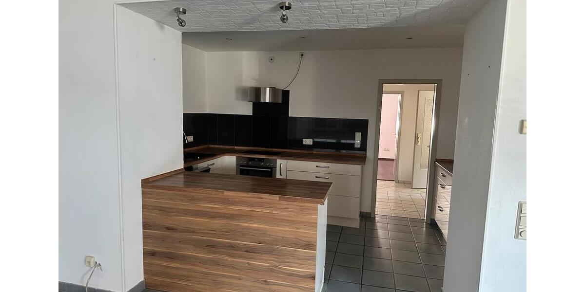 Etagenwohnung Schiffweiler - 5 Zimmer, 130 m&sup2;, 1.250&euro; | Angebot:26473092