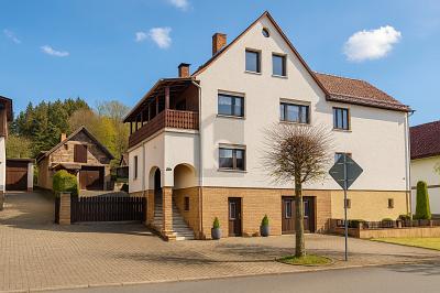 GROßZÜGIGES RAUMANGEBOT MIT BALKON UND KAMIN - Zweifamilienhaus Trusetal Trusetal | Angebot:25837140