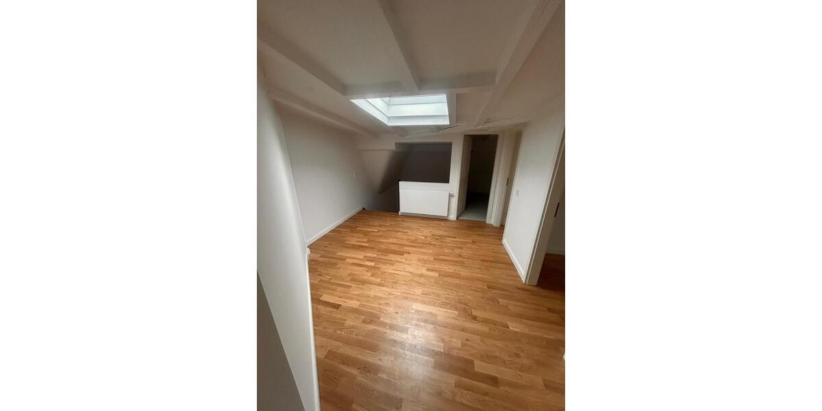 Dachgeschoßwohnung Stuttgart Bad Cannstatt - 5 Zimmer, 145 m&sup2;, 2.660&euro; | Angebot:26384372