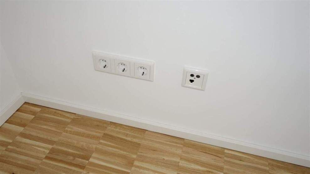 2 Zimmer Whg. Eignet sich für eine Einzelperson! Balkon, EBK, Parkett + Fußbodenheizung. 2 zimmer