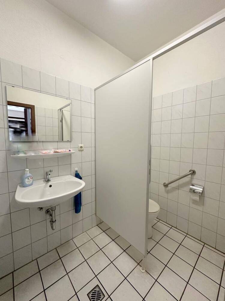 ***Lagerhalle, Büros, Parkflächen, Ausbaureserve, große Freifläche...in MG-Giesenkirchen***