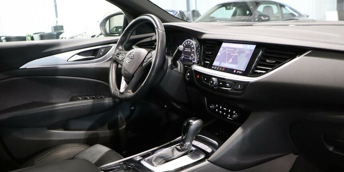 Opel Insignia 2.0 ST 4x4 OPC-LINE GSI WHITE / VC+HUD 140.000 km 18.555 &euro; Hamm 59077