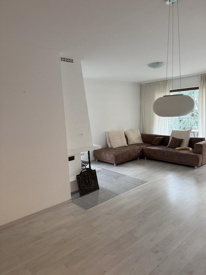 Moderne 2-Zimmer-Wohnung in Wi-Südost mit Balkon, Kamin & TG